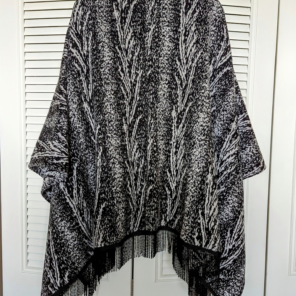 Gorgeous Black and White Shawl Wrap Poncho Kimono Cape Wool blend